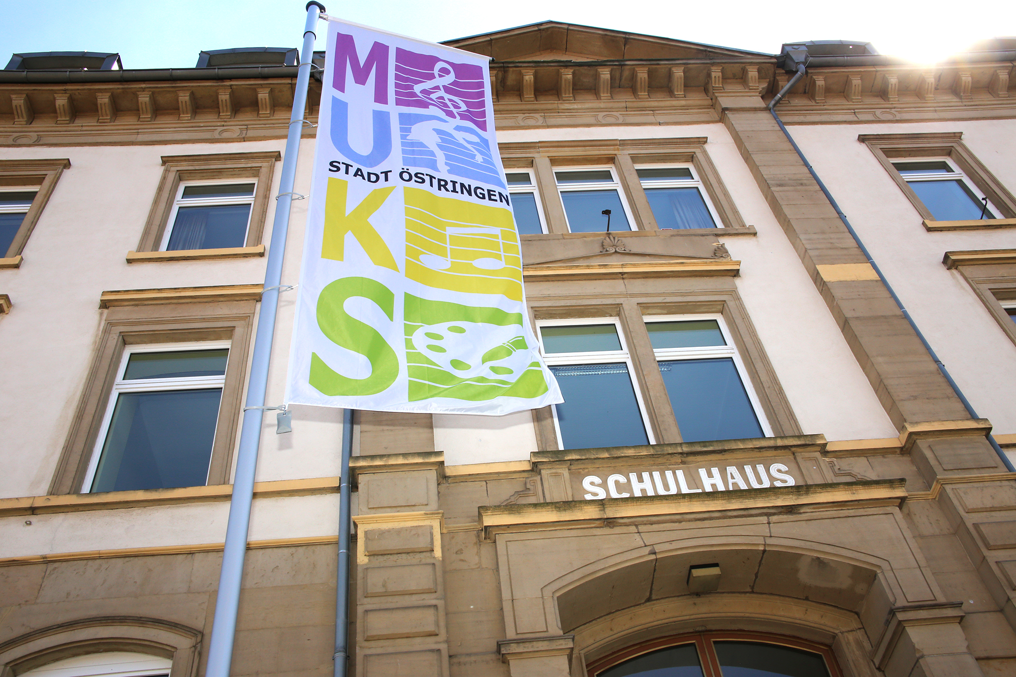 Die Musik- und Kunstschule zeigt Flagge